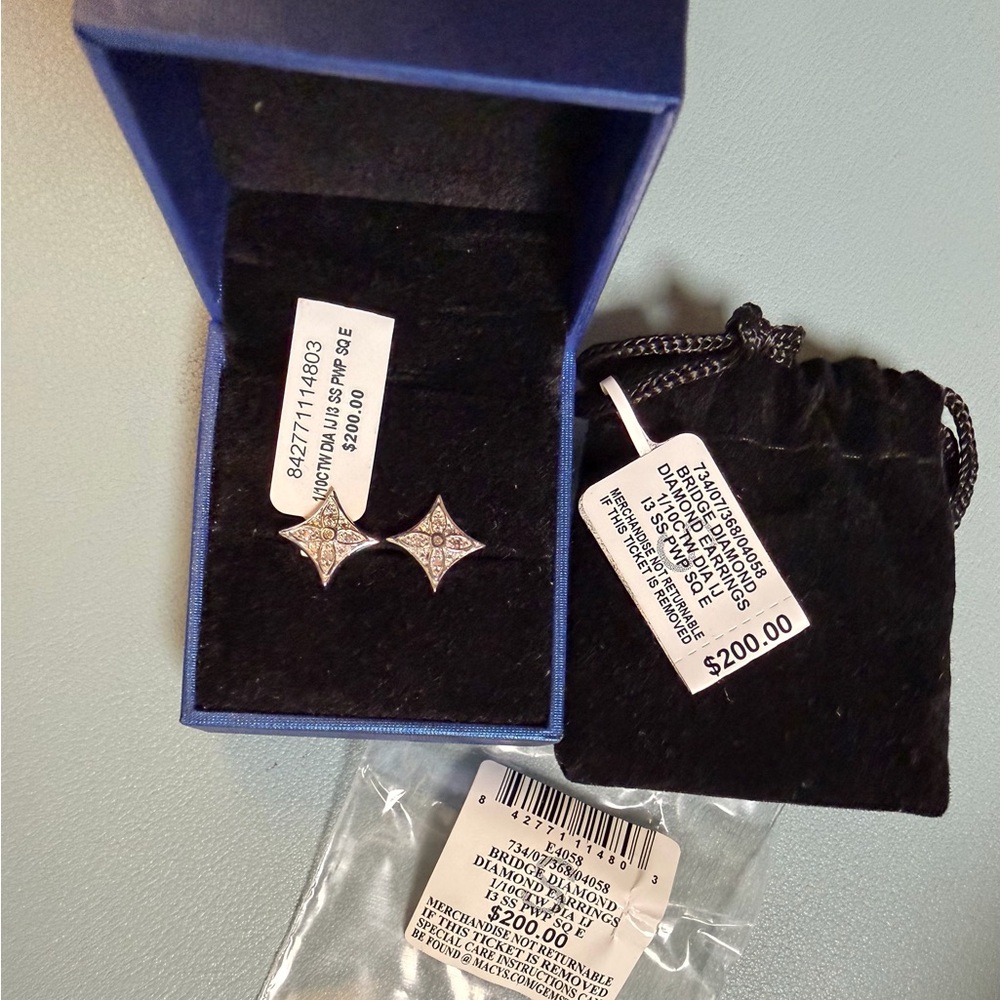Diamond Star Stud Earrings 1/10 CTW in Sterling Silver, NWT - Picture 6 of 7